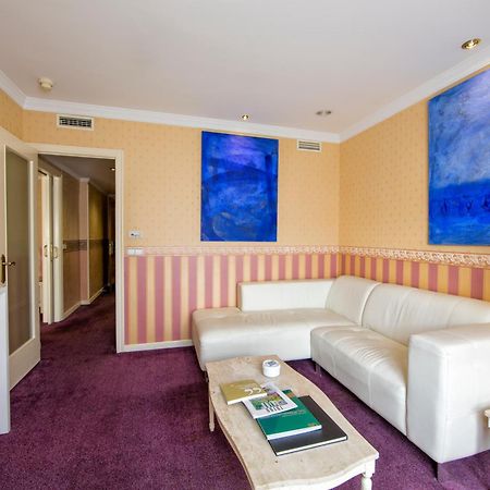 Hotel Eurostars Araguaney Santiago de Compostela Zimmer foto A suite at the hotel