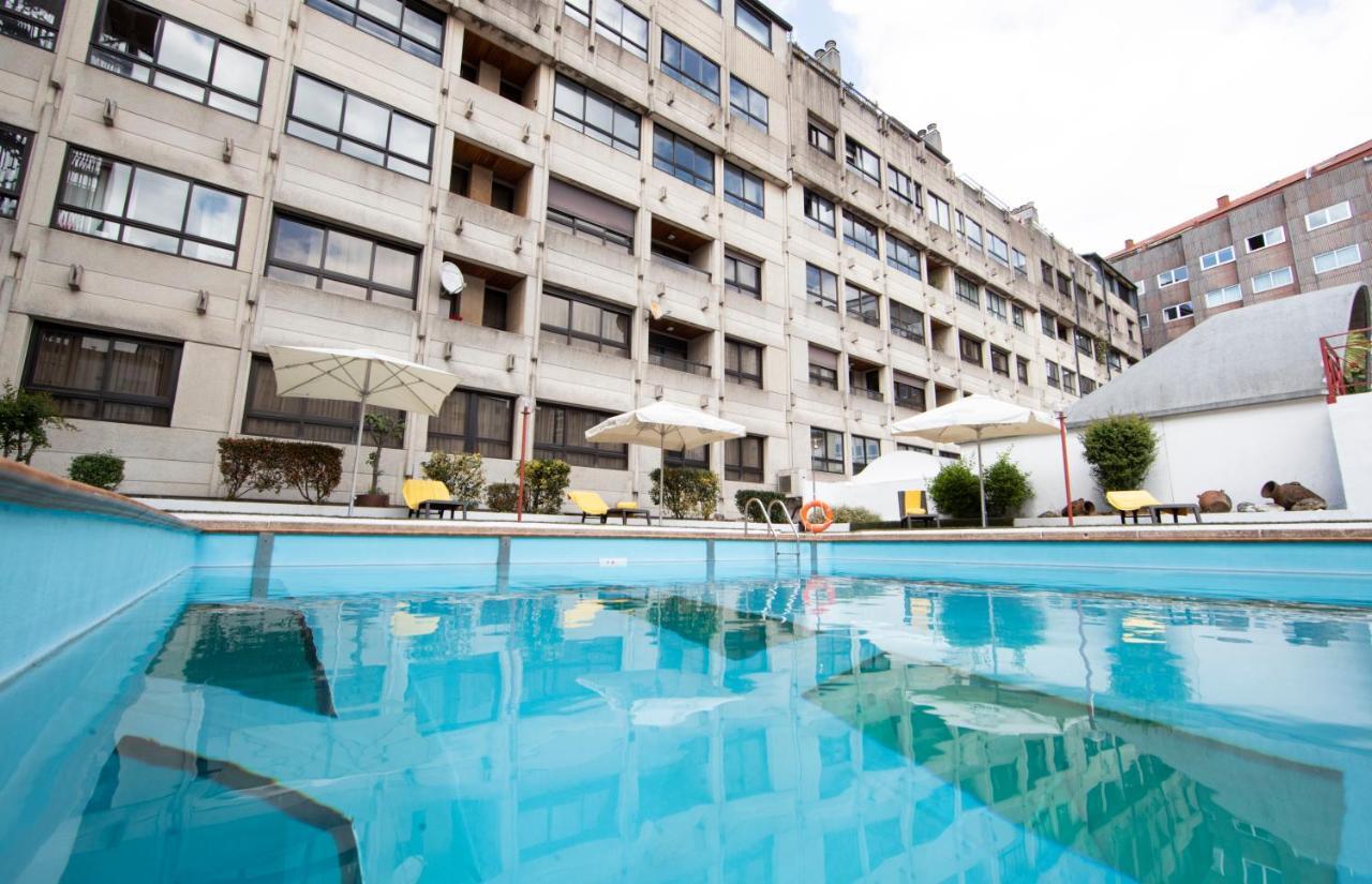 Hotel Eurostars Araguaney Santiago de Compostela Exterior foto The swimming pool at the hotel