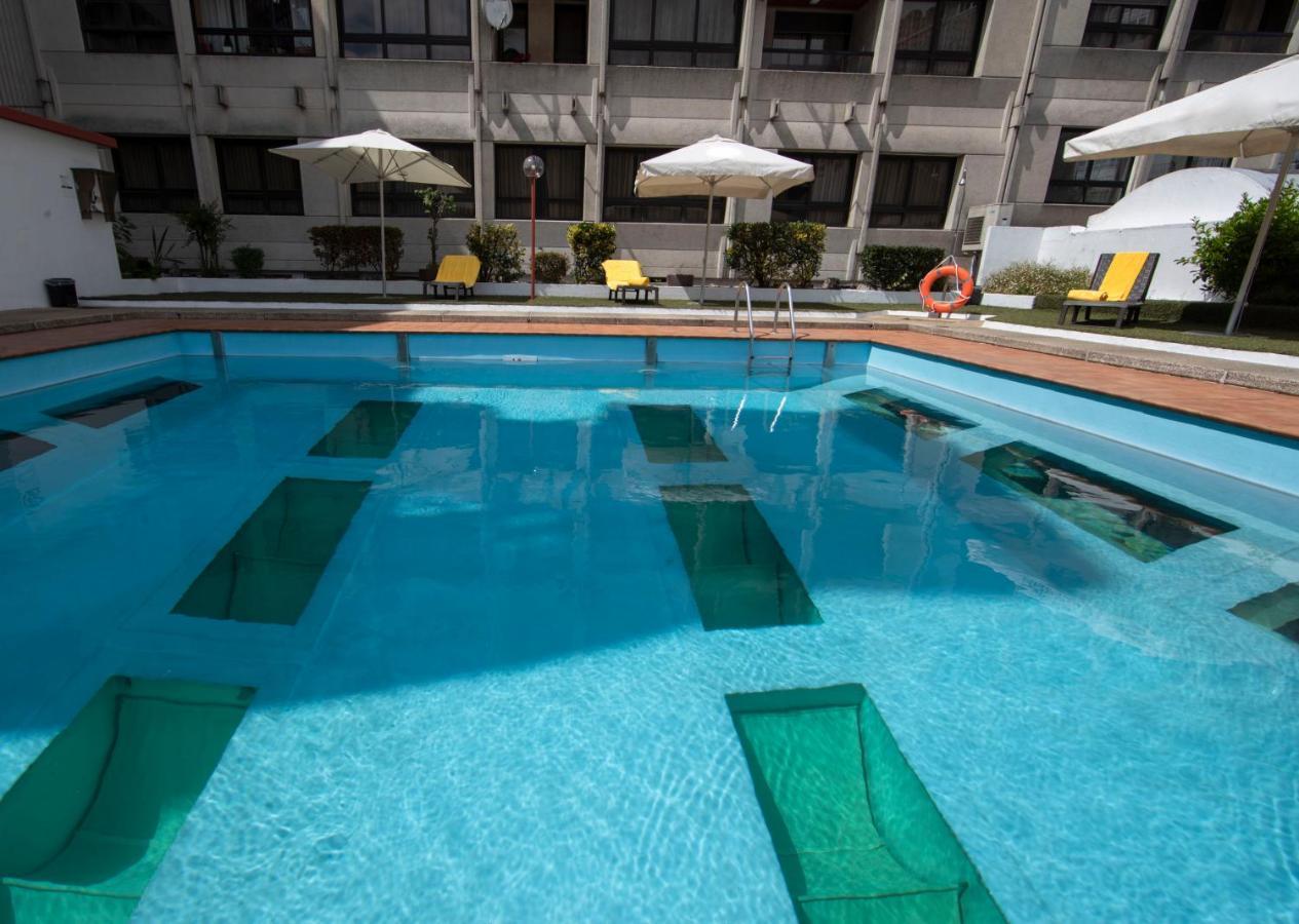 Hotel Eurostars Araguaney Santiago de Compostela Exterior foto Swimming pool
