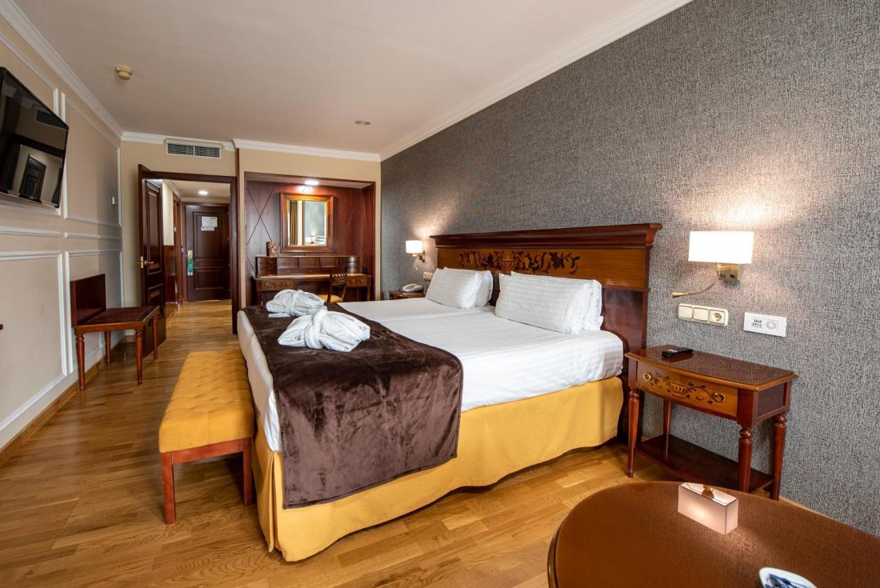 Hotel Eurostars Araguaney Santiago de Compostela Exterior foto A room at the Hotel San Cristóbal