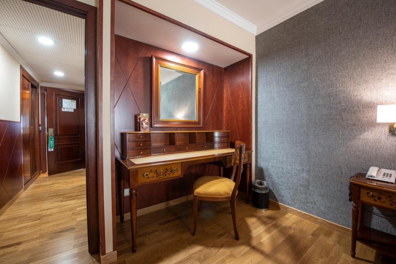 Hotel Eurostars Araguaney Santiago de Compostela Exterior foto A dressing table