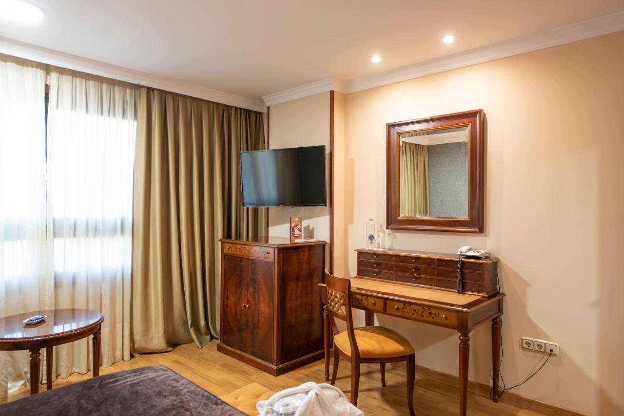 Hotel Eurostars Araguaney Santiago de Compostela Exterior foto A dressing table