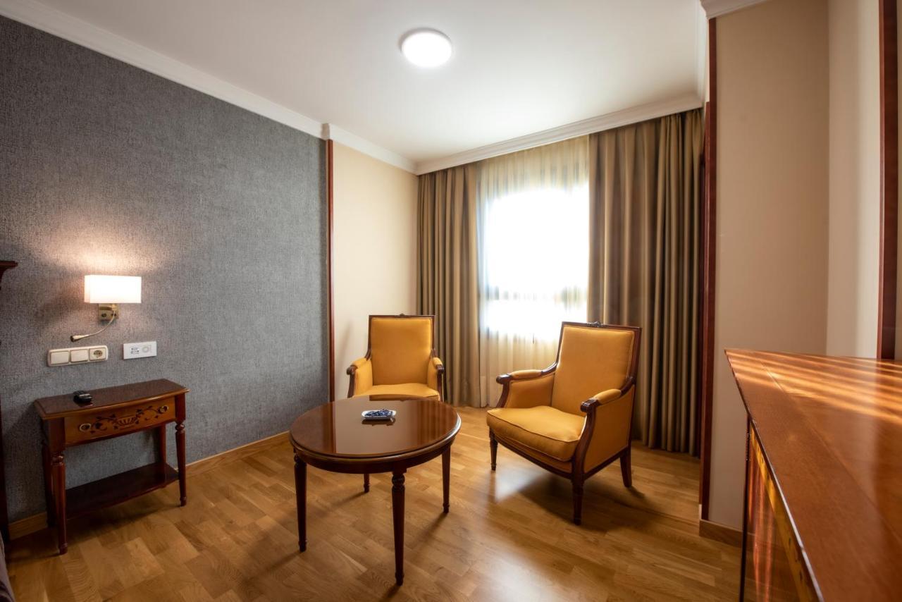 Hotel Eurostars Araguaney Santiago de Compostela Exterior foto A room at the hotel