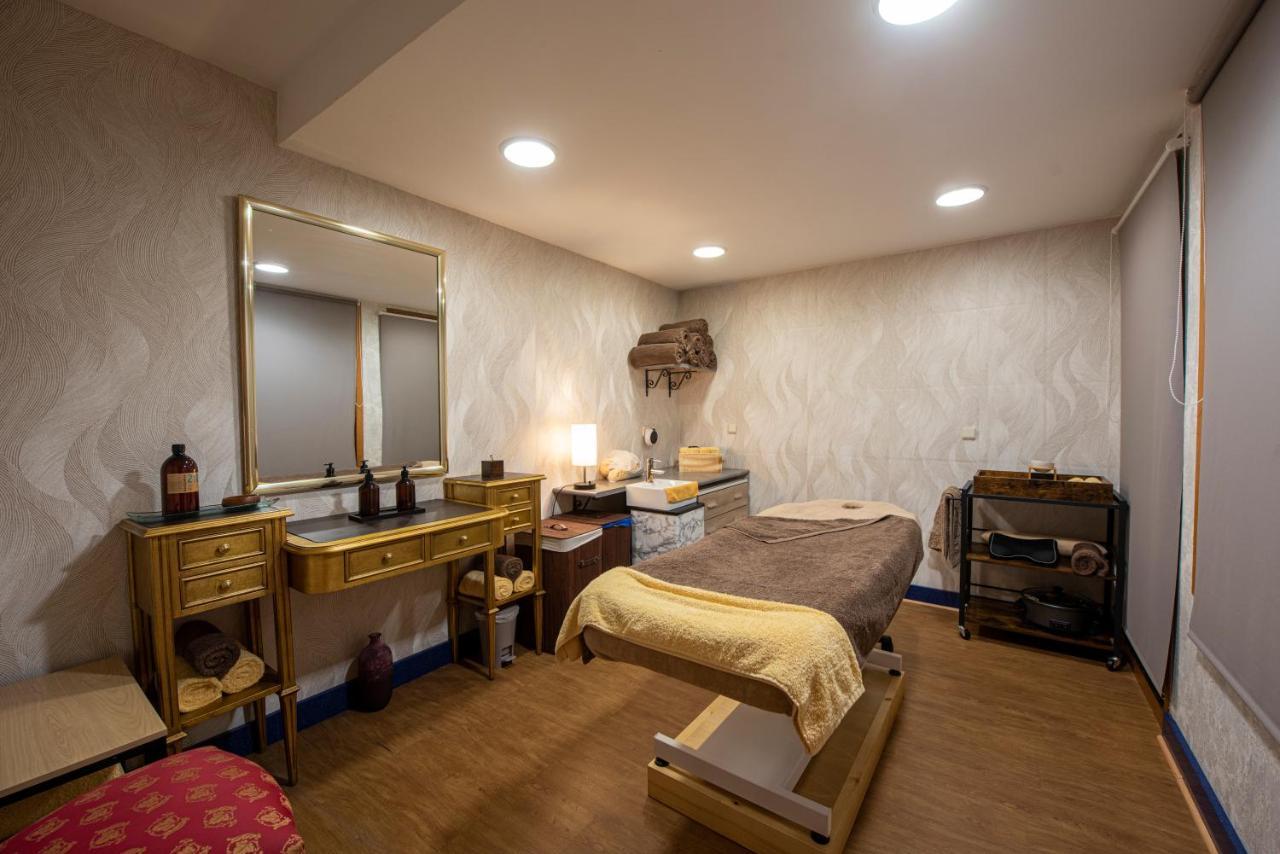 Hotel Eurostars Araguaney Santiago de Compostela Exterior foto A treatment room at a spa