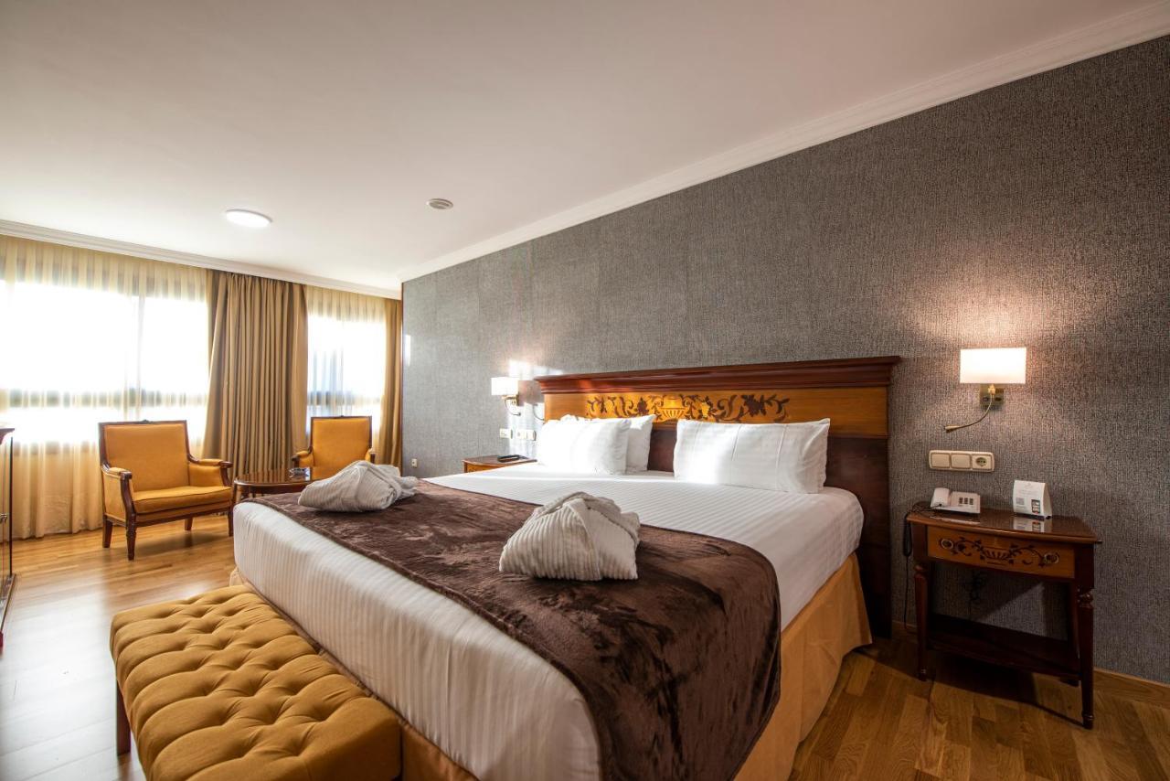 Hotel Eurostars Araguaney Santiago de Compostela Exterior foto A bedroom at the hotel