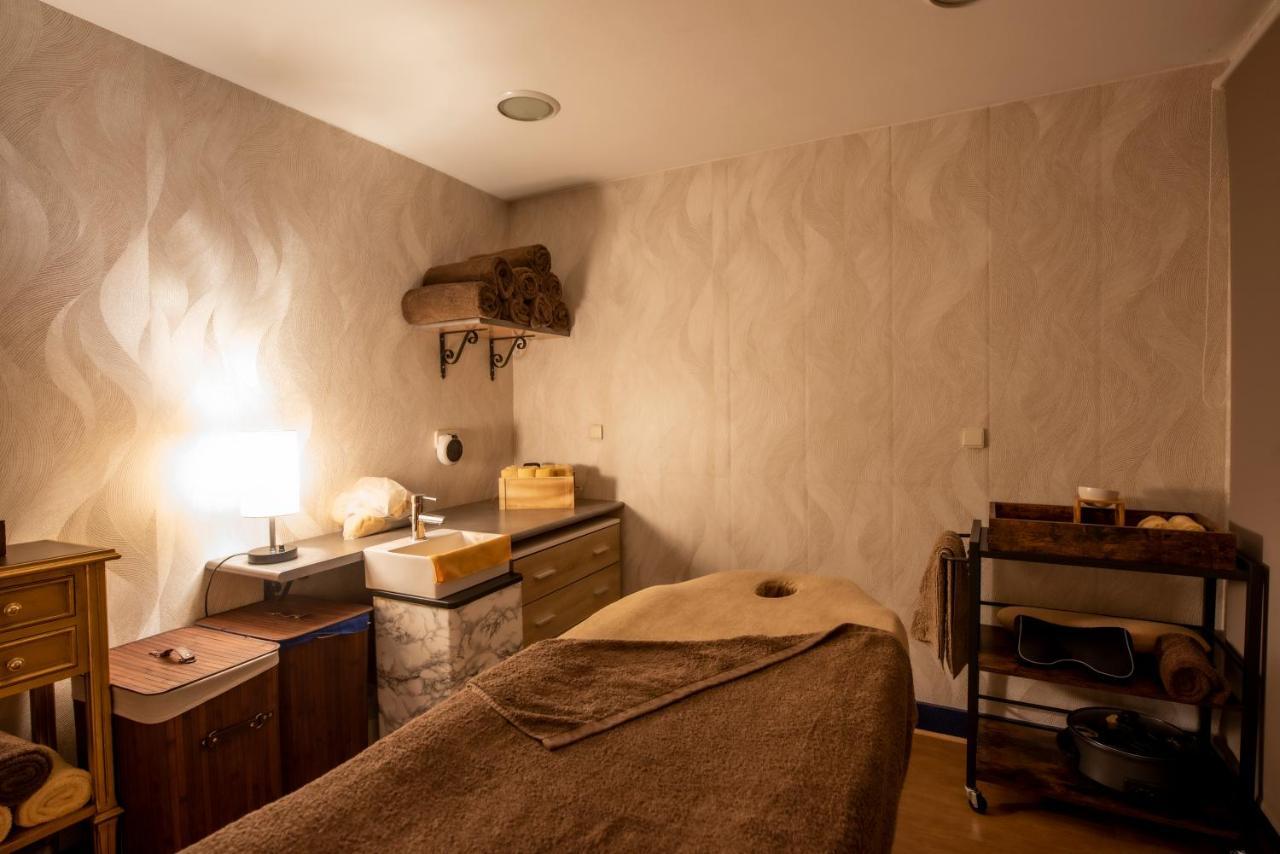 Hotel Eurostars Araguaney Santiago de Compostela Exterior foto A treatment room at a spa