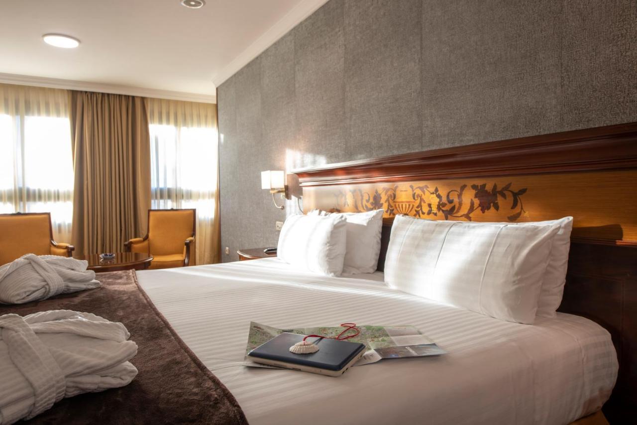 Hotel Eurostars Araguaney Santiago de Compostela Exterior foto A room at the hotel