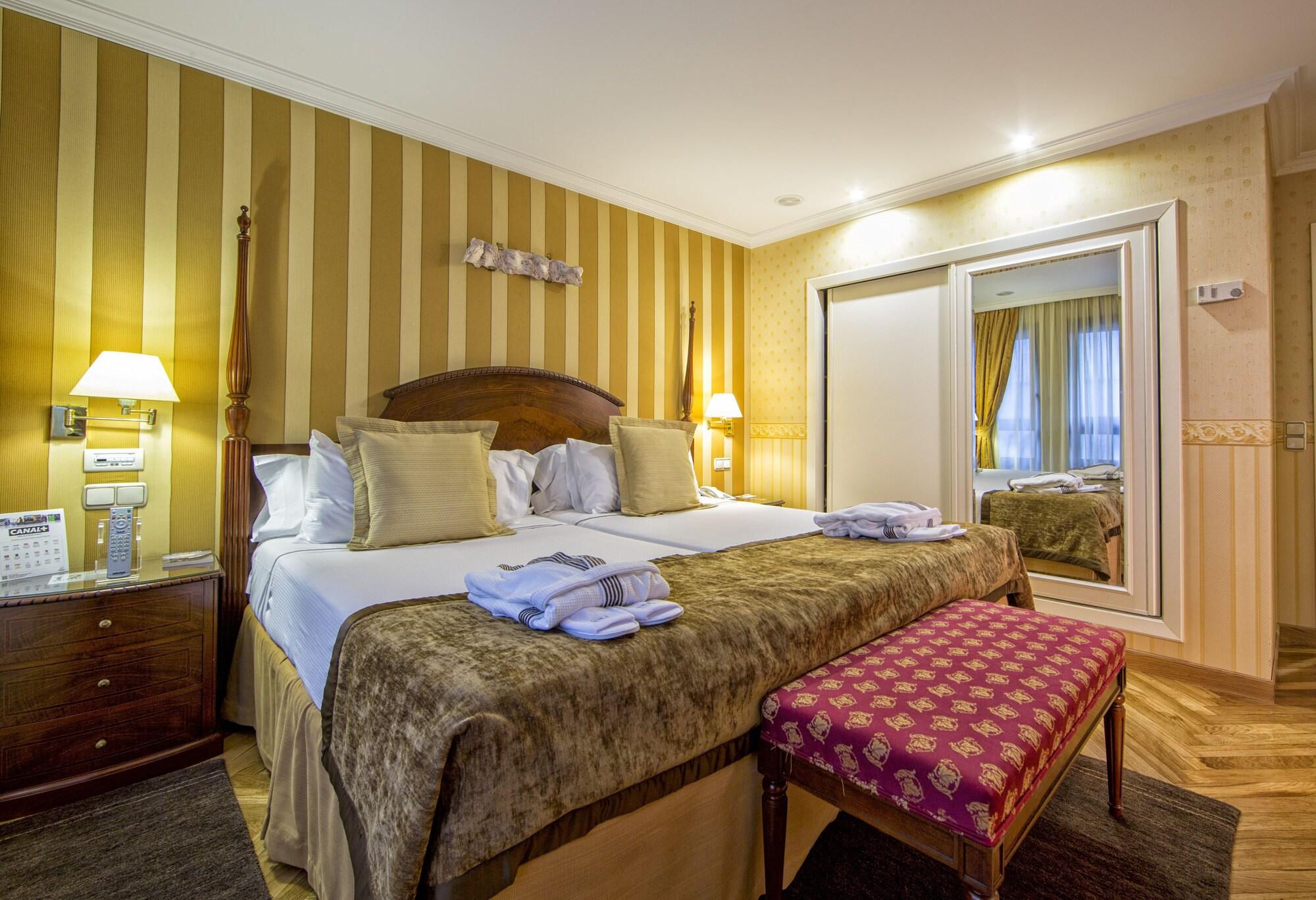Hotel Eurostars Araguaney Santiago de Compostela Exterior foto A bedroom at the hotel