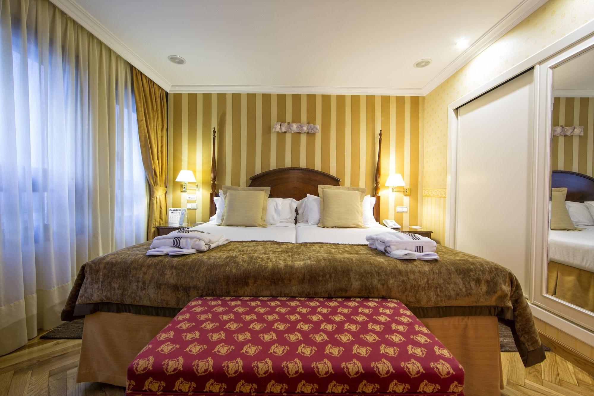Hotel Eurostars Araguaney Santiago de Compostela Exterior foto A bedroom at the hotel