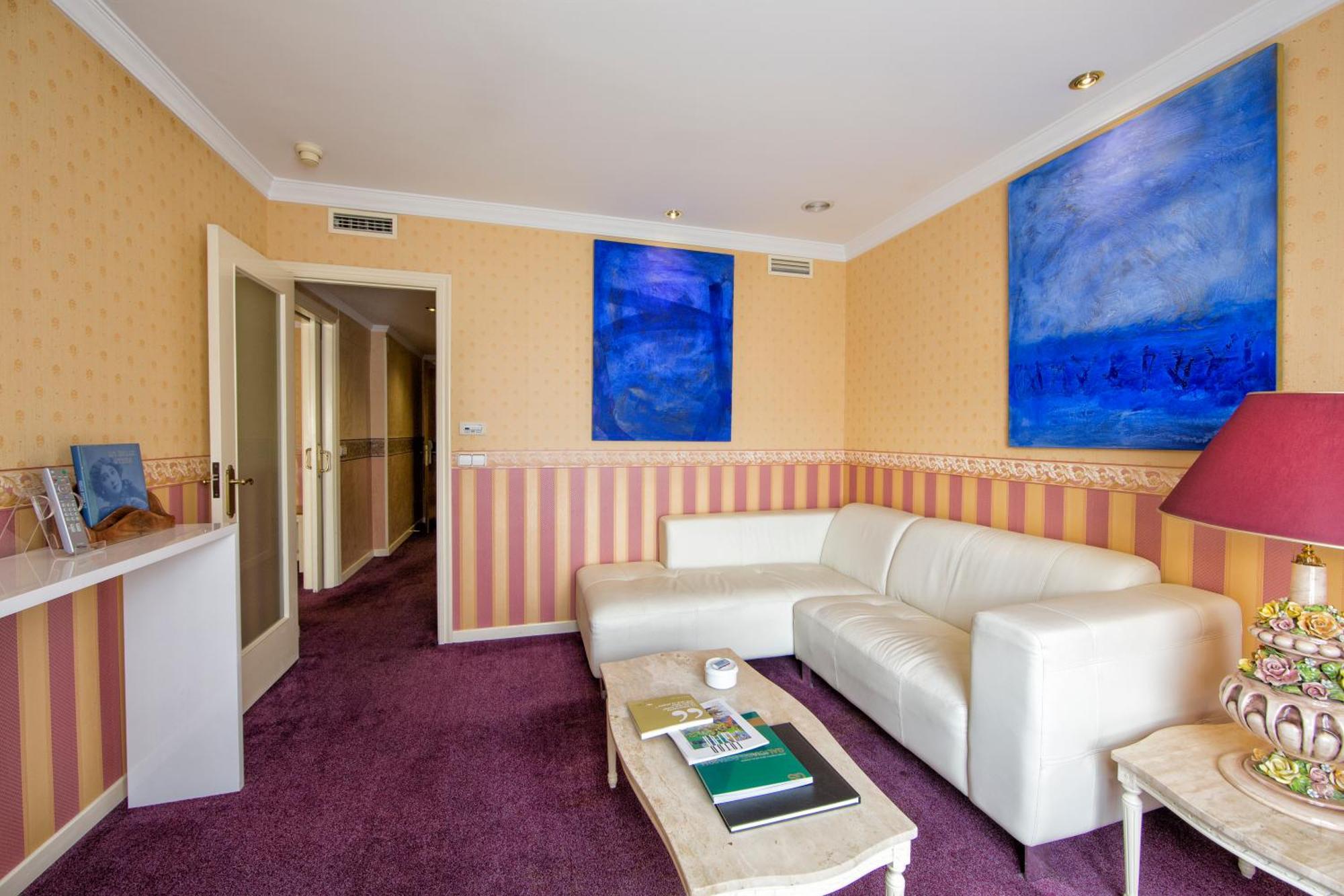Hotel Eurostars Araguaney Santiago de Compostela Zimmer foto A suite at the hotel