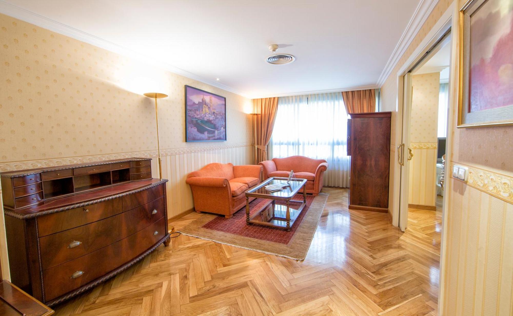 Hotel Eurostars Araguaney Santiago de Compostela Zimmer foto A living room in a hotel suite