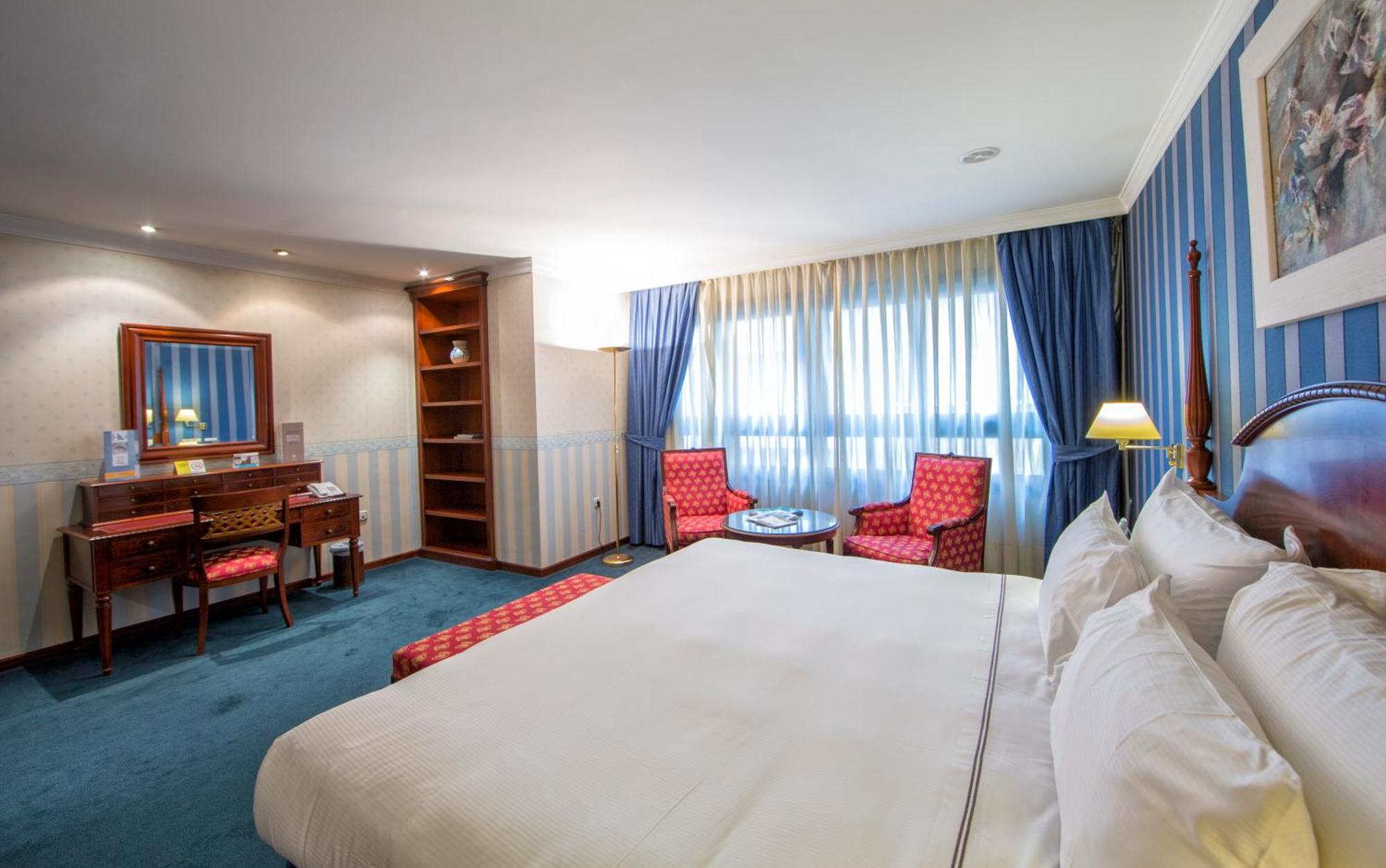 Hotel Eurostars Araguaney Santiago de Compostela Zimmer foto A room at the hotel